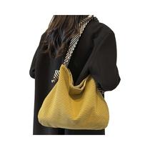 Bolsa de Ombro Feminina em Veludo Macio - Alça Larga e Estilo Casual Bolsa de Ombro Feminina em Veludo Macio - Alça Larga e Estilo Casual