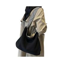 Bolsa de Ombro Feminina em Veludo Macio - Alça Larga e Estilo Casual Bolsa de Ombro Feminina em Veludo Macio - Alça Larga e Estilo Casual