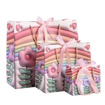 Bolsa de presente Rainbow Flower Pink Cardstock com conjunto de alças de corda Bolsa de presente Rainbow Flower Pink Cardstock com conjunto de alças de corda