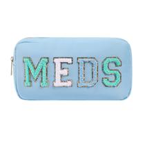 Bolsa de remédios personalizada em chenille Letter Patch, linda bolsa de maquiagem de viagem de nylon com zíper, bolsa organizadora de vitaminas Preppy para mulheres e meninas (05 azul claro)