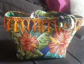 Bolsa de tecido, ótimo acabamento, de lado