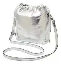 Bolsa em couro cor prata estilo saco alça tvs Cravo