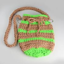 Bolsa em crochê bege e verde lima com alça alongada