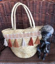 Bolsa em palha natural de ouricuri com alça curta e aplicação de bordados artesanais forrada Bolsa em palha natural de ouricuri com alça curta e aplicação de bordados artesanais forrada