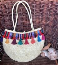 Bolsa em palha natural de ouricuri com alça curta e aplicação de bordados artesanais forrada- g Bolsa em palha natural de ouricuri com alça curta e aplicação de bordados artesanais forrada- g