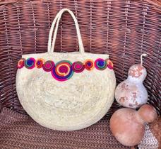 Bolsa em palha natural de ouricuri com alça curta e aplicação de bordados artesanais forrada- g Bolsa em palha natural de ouricuri com alça curta e aplicação de bordados artesanais forrada- g