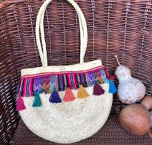 Bolsa em palha natural de ouricuri com alça curta e aplicação de bordados artesanais forrada- m Bolsa em palha natural de ouricuri com alça curta e aplicação de bordados artesanais forrada- m