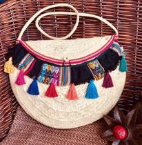 Bolsa em palha natural de ouricuri com alça longa com aba e aplicação de bordados artesanais forrada