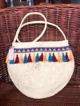 Bolsa em palha natural de ouricuri com alça longa e aplicação de bordados artesanais forrada - g Bolsa em palha natural de ouricuri com alça longa e aplicação de bordados artesanais forrada - g