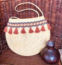 Bolsa em palha natural de ouricuri com alça longa e aplicação de bordados artesanais forrada - g Bolsa em palha natural de ouricuri com alça longa e aplicação de bordados artesanais forrada - g