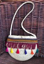 Bolsa em palha natural de ouricuri com alça longa e aplicação de bordados artesanais forrada - p Bolsa em palha natural de ouricuri com alça longa e aplicação de bordados artesanais forrada - p