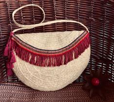 Bolsa em palha natural de ouricuri com alça longacom aba e aplicação de bordados artesanais forrada