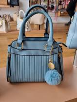 Bolsa feminina azul bebê, tamanho p com chaveiro pompom Bolsa feminina azul bebê, tamanho p com chaveiro pompom