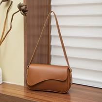 Bolsa Feminina Baguete De Ombro Estilosa Com Detalhe Frontal