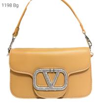 Bolsa Feminina com Tampa Fivela Strass e Alça de Corrente Transversal e de Mão 1198 Cor:Bege Bolsa Feminina com Tampa Fivela Strass e Alça de Corrente Transversal e de Mão 1198 Cor:Bege