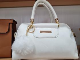 Bolsa feminina cor branca, tamanho m, acompanha chaveiro pompom Bolsa feminina cor branca, tamanho m, acompanha chaveiro pompom