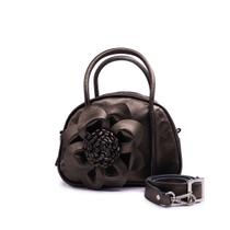 Bolsa feminina de couro média flor metalizado ônix Liz Bolsa feminina de couro média flor metalizado ônix Liz