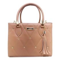 Bolsa feminina elegante e versátil com detalhes em matelassê creme - GENERICA Bolsa feminina elegante e versátil com detalhes em matelassê creme - GENERICA