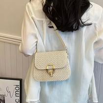 Bolsa Feminina em Crochê Sintético Alça Ombro Transversal Regulável Fecho Dourado na Cor Palha