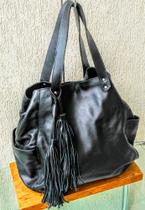 Bolsa feminina grande tipo saco couro liso preto.