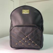 Bolsa feminina modelo mochila escolar detalhe costura rebite