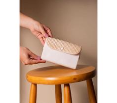 Bolsa Feminina Nina Preta com Textura em Alto-Relevo Alça Transversal Minimalista e Moderna