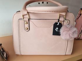 Bolsa feminina quadrada cor rosa bebê, tamanho p, com chaveiro pompom Bolsa feminina quadrada cor rosa bebê, tamanho p, com chaveiro pompom