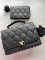 Bolsa Feminina Transversal de Ombro Pequena Kit Bolsa Feminina Mais Carteira Bolsa Preta Bolsa Feminina Transversal de Ombro Pequena Kit Bolsa Feminina Mais Carteira Bolsa Preta