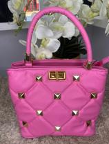 bolsa grande com detalhes em dourado