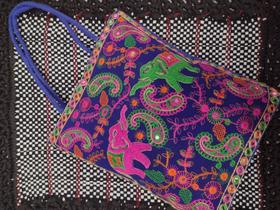 Bolsa indiana com bordado
