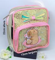 Bolsa Infantil Menina Mini Mochila de Costa Pequena com Bolso e Ziper Desenho Capivara material sintético Metalizada Passeio