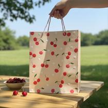Bolsa Kraft Para Presente Sacola Em Alto Relevo Decorada Com Coração E Cerejas Cor Pêssego Alça Torcida Tamannho G Bolsa Kraft Para Presente Sacola Em Alto Relevo Decorada Com Coração E Cerejas Cor Pêssego Alça Torcida Tamannho G