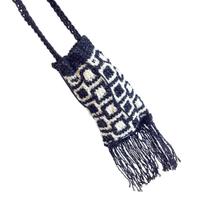 Bolsa Lateral Retangular Pequena em Crochê Quadriculada Preto e Branco com Franjas