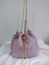 Bolsa lilás pequena detalhes alça