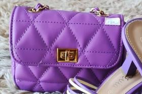 Bolsa lilás tira colo com alça dourada
