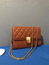 Bolsa marrom com alça em corrente