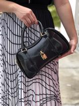 Bolsa Média Couro com Cadeado Decorativo Alça Crossbody Luiza Barcelos Bolsa Média Couro com Cadeado Decorativo Alça Crossbody Luiza Barcelos