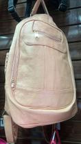 Bolsa mochila feminina em material sintético Bolsa mochila feminina em material sintético