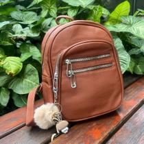 Bolsa Mochila Media com Chaveiro Pompom de Coelho Caramelo Bolsa Mochila Media com Chaveiro Pompom de Coelho Caramelo