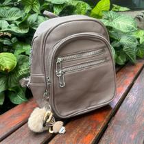 Bolsa Mochila Media com Chaveiro Pompom de Coelho Cinza Bolsa Mochila Media com Chaveiro Pompom de Coelho Cinza