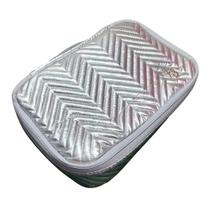 Bolsa Necessaire Estilo Matelassê Chevron Metálico Cinza Bolsa Necessaire Estilo Matelassê Chevron Metálico Cinza