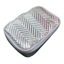 Bolsa Necessaire Estilo Matelassê Chevron Metálico Cinza Bolsa Necessaire Estilo Matelassê Chevron Metálico Cinza