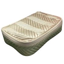 Bolsa Necessaire Estilo Matelassê Chevron Metálico Cor:Dourado Bolsa Necessaire Estilo Matelassê Chevron Metálico Cor:Dourado