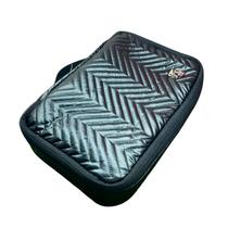 Bolsa Necessaire Estilo Matelassê Chevron Metálico Cor:Preto