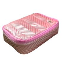 Bolsa Necessaire Estilo Matelassê Chevron Metálico Cor:Rosa Bolsa Necessaire Estilo Matelassê Chevron Metálico Cor:Rosa