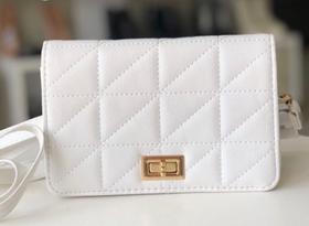 Bolsa pequena em material sintético branco