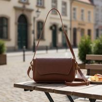 Bolsa Pequena Texturizada Com Flap Curvo Em material vegano Bolsa Pequena Texturizada Com Flap Curvo Em material vegano