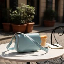 Bolsa Pequena Transversal Com Flap Ondulado De Ombro