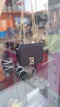 Bolsa preta de lado feminina