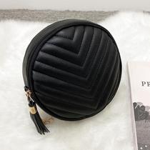 Bolsa Redonda Feminina Matelassê Transversal Alça Corrente Bolsa Redonda Feminina Matelassê Transversal Alça Corrente